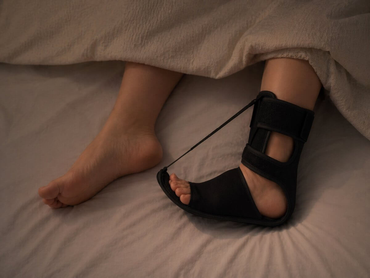 就寝中にフットサポーターを装着している写真イメージ